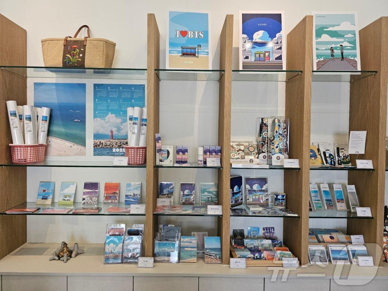 본문 이미지 - 강원 강릉 안목여행자 센터 내 마련된 기념품숍.(강릉시 제공, 재판매 및 DB 금지) 2025.3.24/뉴스1