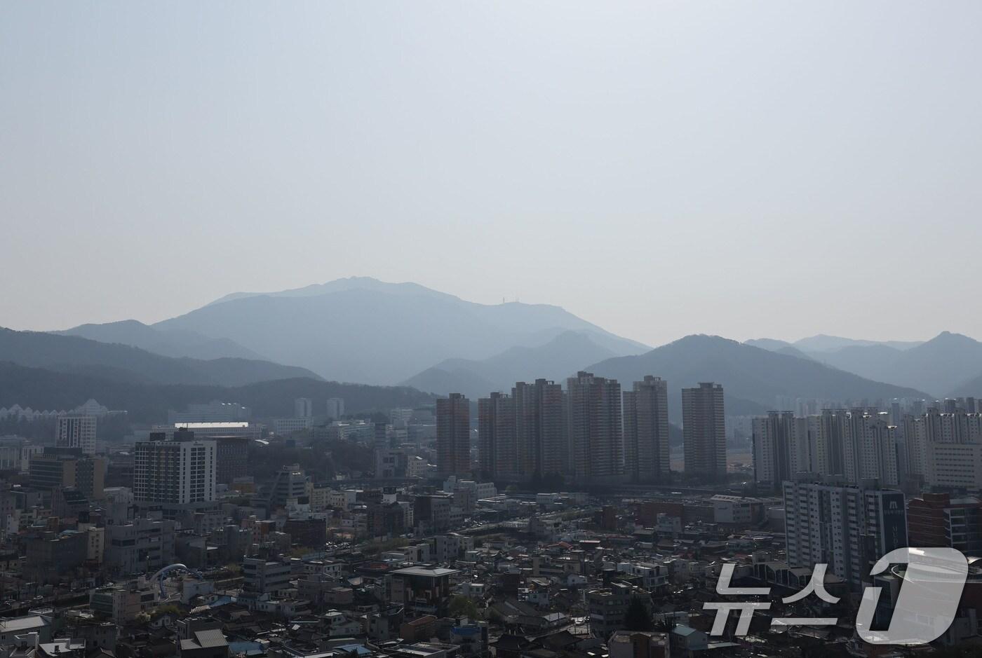 본문 이미지 - 초미세먼지 예비저감조치가 내려진 24일 오전 광주 남구 사직공원 전망대에서 무등산이 뿌옇게 보이고 있다. 2025.3.24/뉴스1 ⓒ News1 박지현 기자