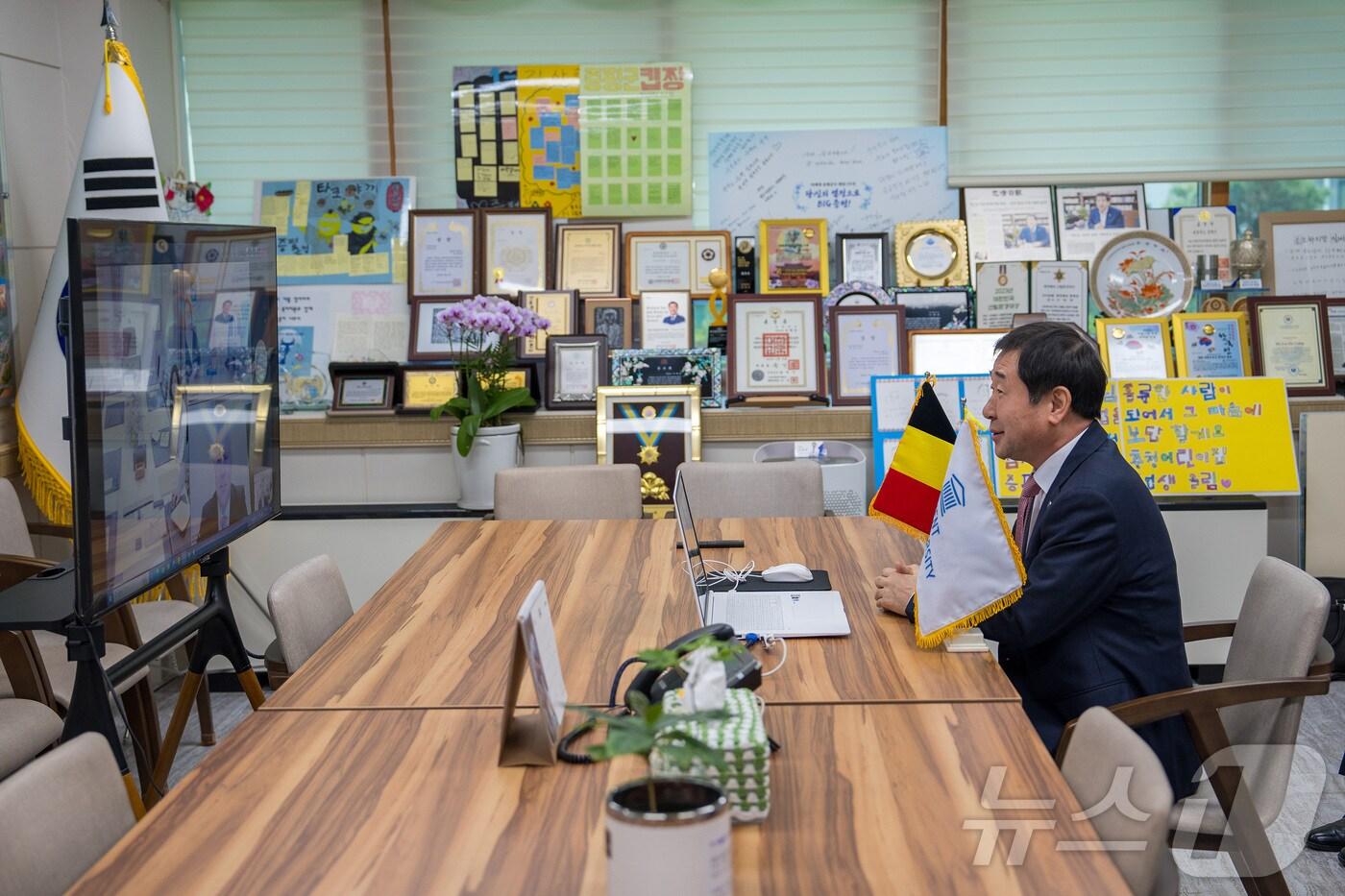 이재영 충북 증평군수가 지난해 4월 벨기에 캔트대 관계자와 스마트팜 조성과 관련한 화상회의를 하고 있다.(뉴스1 DB)/뉴스1