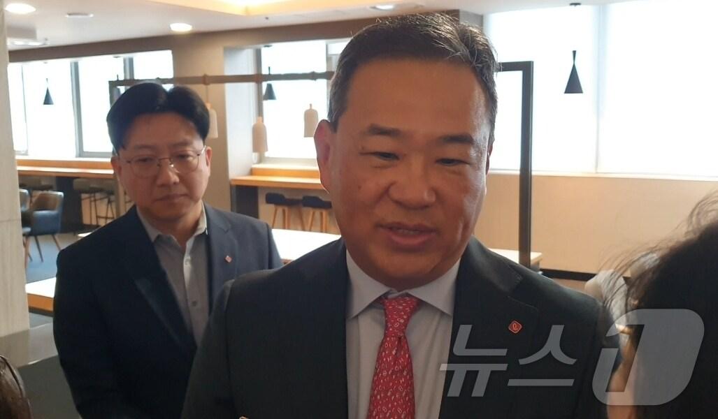 본문 이미지 - 김상현 롯데 유통군 총괄대표 부회장은 24일 서울 영등포 롯데리테일아카데미에서 열린 제55기 정기 주주총회에 참석해 취재진의 질문에 답하고 있다. 2025.3.24/뉴스1 ⓒ News1 김명신 기자