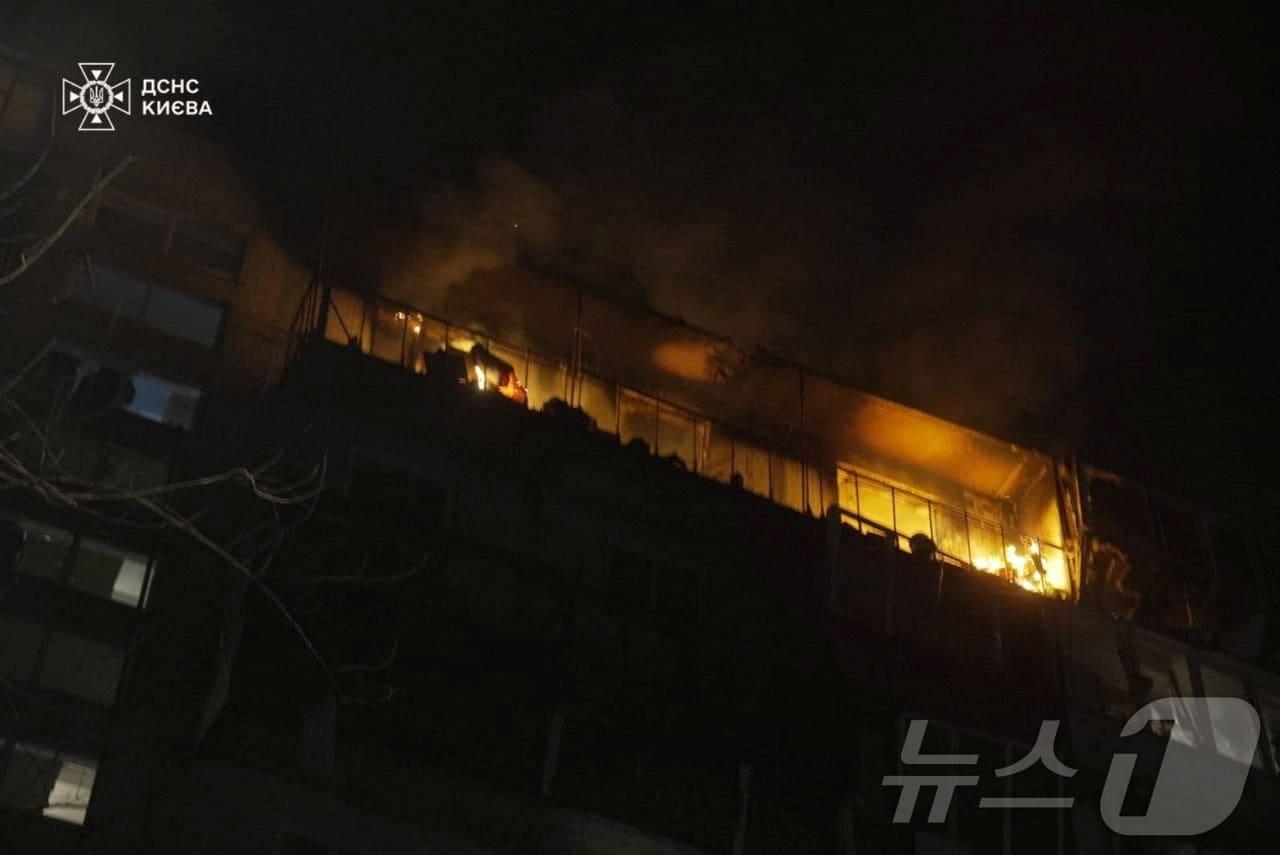 본문 이미지 - 23일(현지시간) 우크라이나 키이우에서 러시아 군의 공습을 받아 불길에 휩싸인 건물이 보인다. 2025.03.24 ⓒ 로이터=뉴스1 ⓒ News1 우동명 기자
