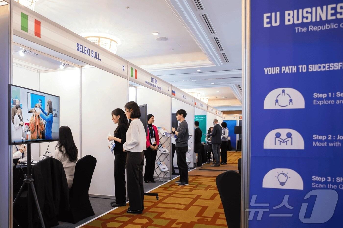 본문 이미지 - 헬스케어∙의료기기 코리아 2025 비즈니스 전시회 참관객이 부스를 방문하고 있다.(EU 비즈니스 허브 제공)/뉴스1