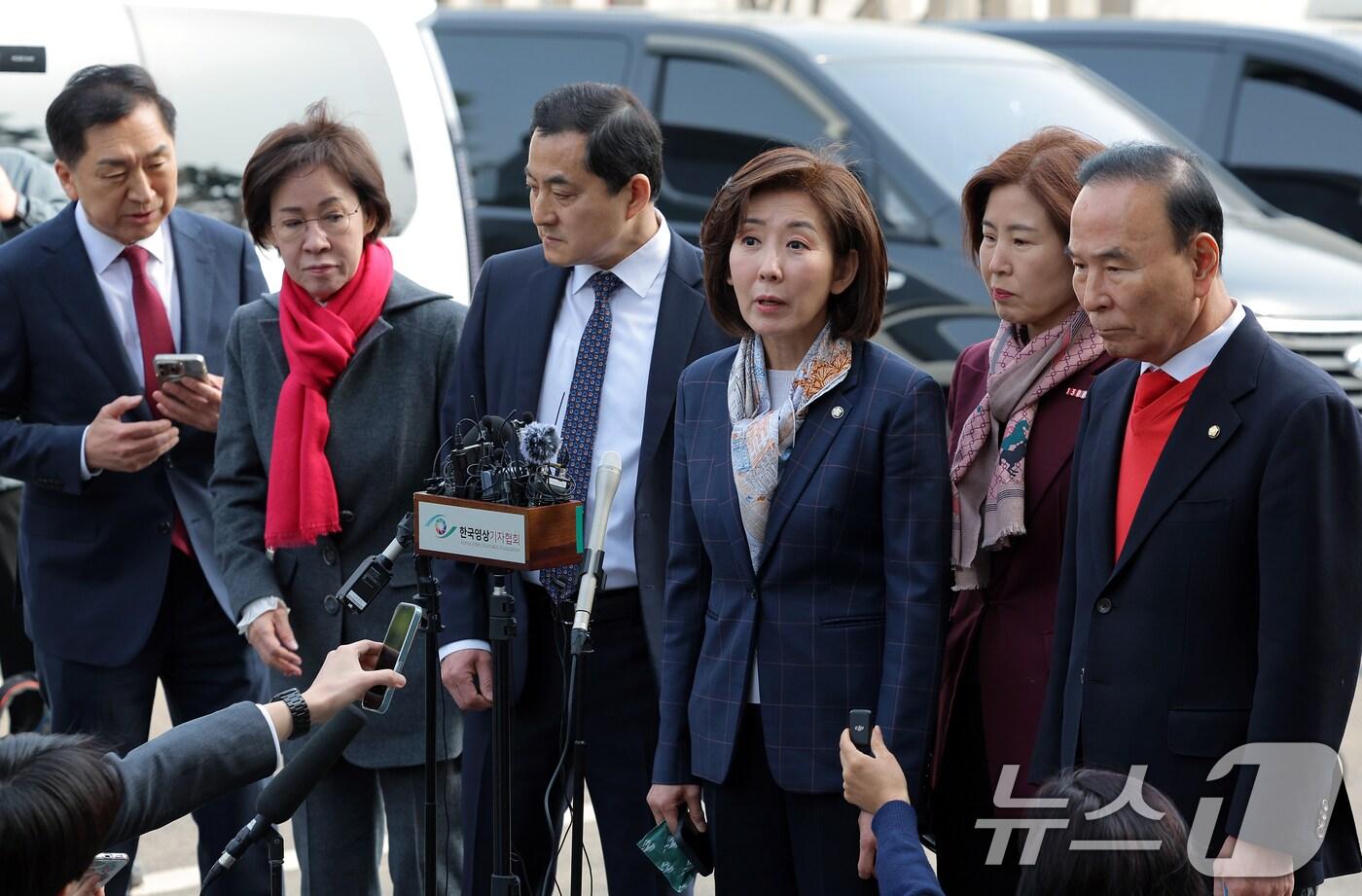 국민의힘 김기현, 이인선, 박대출, 나경원, 김미애, 박덕흠 의원이 24일 오전 서울 종로구 재동 헌법재판소 대심판정에서 열린 한덕수 국무총리 탄핵심판 선고에 출석하며 입장을 밝히고 있다. 2025.3.24/뉴스1 ⓒ News1 박정호 기자
