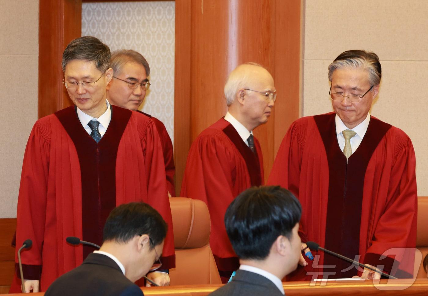 24일 서울 종로구 헌법재판소 대심판정에서 열린 한덕수 국무총리 탄핵심판에 헌법재판관들이 입장하고 있다. 헌재는 이날 한 총리에 대한 국회의 탄핵소추를 기각했다. &#40;공동취재&#41; 2025.3.24/뉴스1 ⓒ News1 박정호 기자