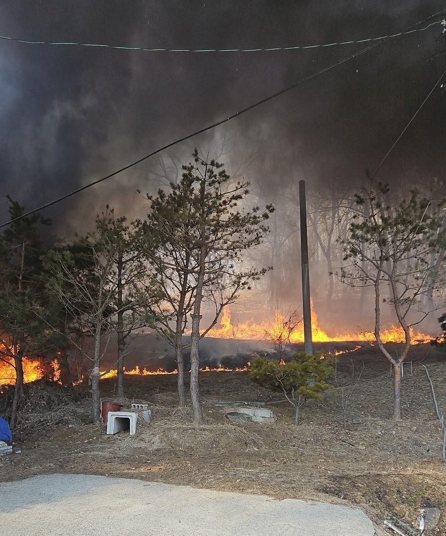 본문 이미지 - 용인시의 산림 인접지역 논·밭에서 영농 부산물을 불법 소각하다 발생한 산불 모습.(용인시 제공)