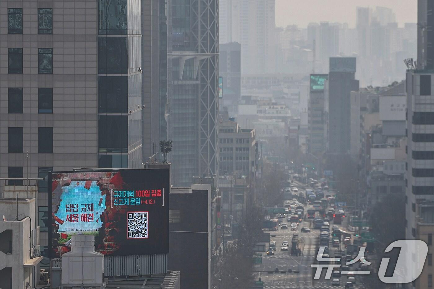 서울 종로구 도심 일대가 뿌옇게 흐린 모습을 나타내고 있다.ⓒ News1 민경석 기자
