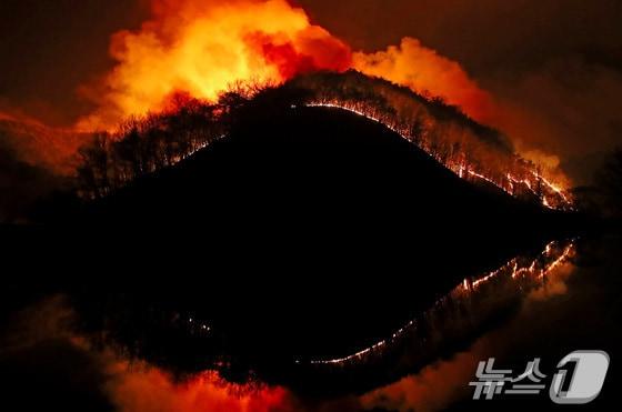 본문 이미지 - 23일 오후 어둠이 짙게 깔린 경북 의성군 의성읍 업리 동사곡지(저수지) 뒤편 야산에 거대한 산불이 확산하고 있다. (의성=뉴스1) 공정식 기자