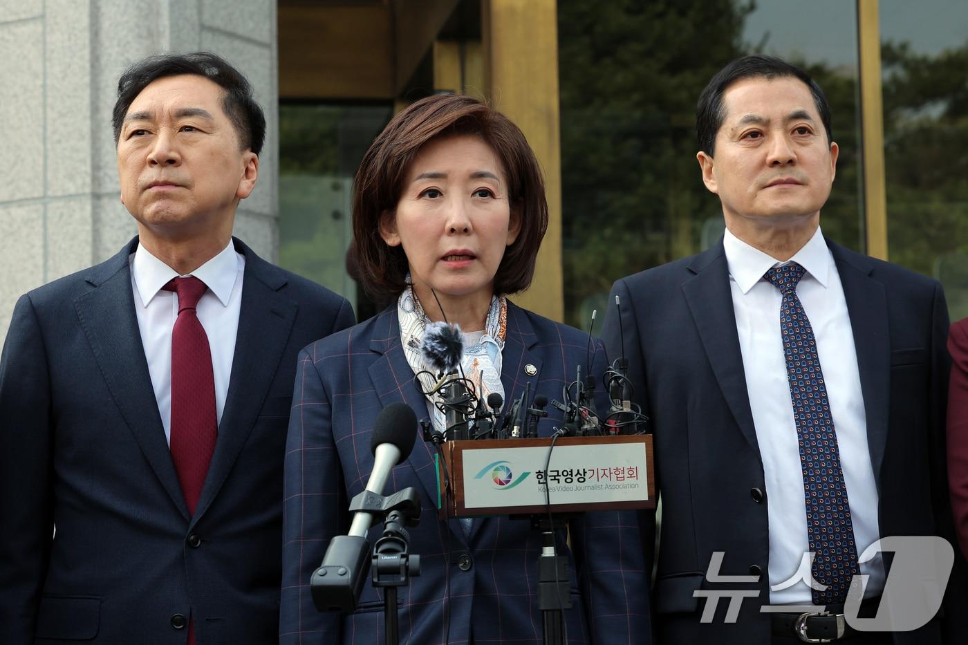 국민의힘 김기현, 나경원, 박대출 의원이 24일 오전 서울 종로구 재동 헌법재판소 대심판정에서 한덕수 국무총리 탄핵심판 선고 방청 후 밖으로 나와 입장을 표명하고 있다. 헌재는 이날 한 총리 탄핵 심판 선고기일에서 재판관 5인 기각, 재판관 1인 인용, 재판관 2인 각하 의견으로 탄핵 심판 청구를 기각했다. 2025.3.24/뉴스1 ⓒ News1 박정호 기자