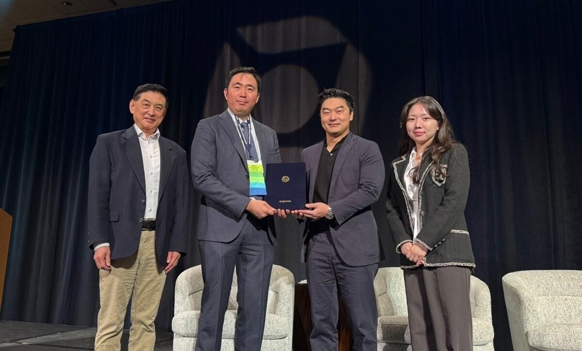 본문 이미지 - 장기호 자생메디컬아카데미 팀장(왼쪽 두번째)과 존 유 VUIM CEO(왼쪽 세번째)가 MOU를 맺고 기념촬영을 하고 있다.(자생한방병원 제공)