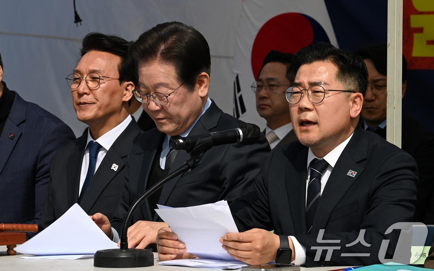 박찬대 더불어민주당 원내대표가 24일 오전 서울 종로구 경복궁 인근에서 열린 현장 최고위원회의에서 발언하고 있다. 가운데는 이재명 대표. &#40;공동취재&#41; 2025.3.24/뉴스1 ⓒ News1 이재명 기자