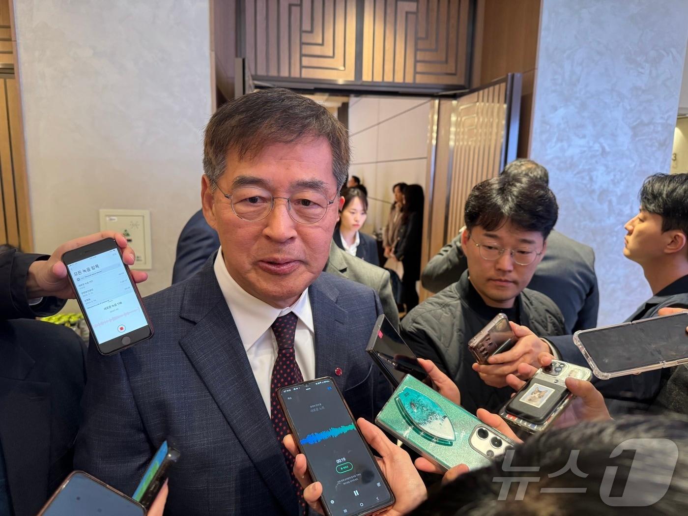 본문 이미지 - 신학철 LG화학 부회장이 24일 서울 여의도 LG트윈타워에서 열린 정기 주주총회 이후 취재진의 질의에 답하는 모습 2025.3.24/뉴스1 ⓒ News1 박종홍 기자