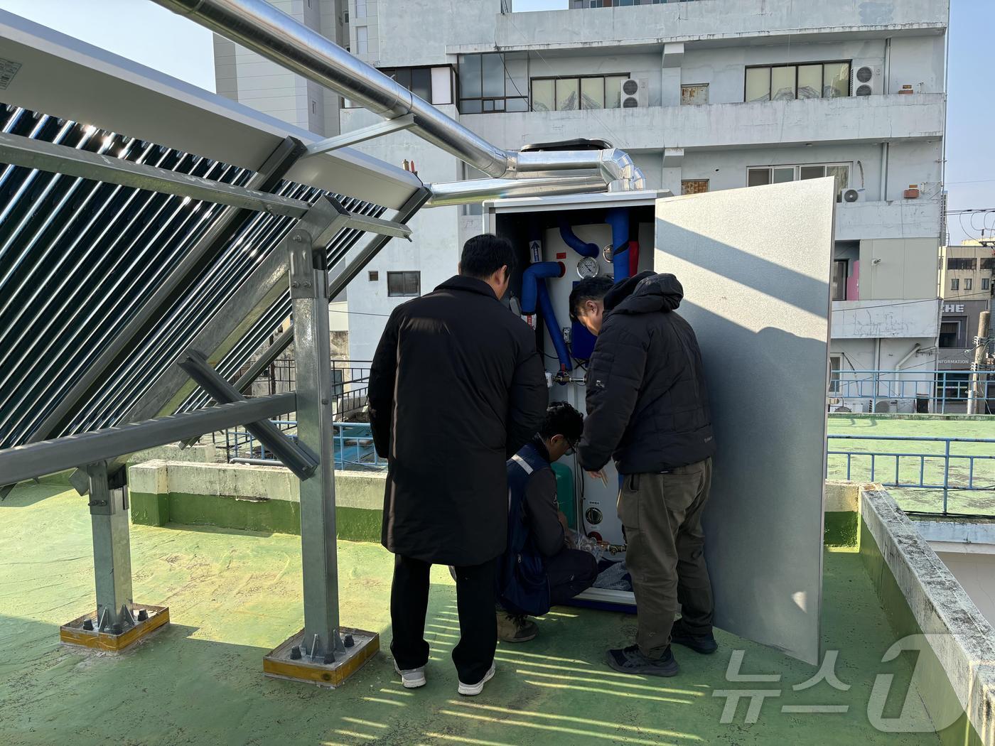 본문 이미지 - 신재생에너치 설치 지원 중인 모습.(광주 남구 제공. 재판매 및 DB 금지)