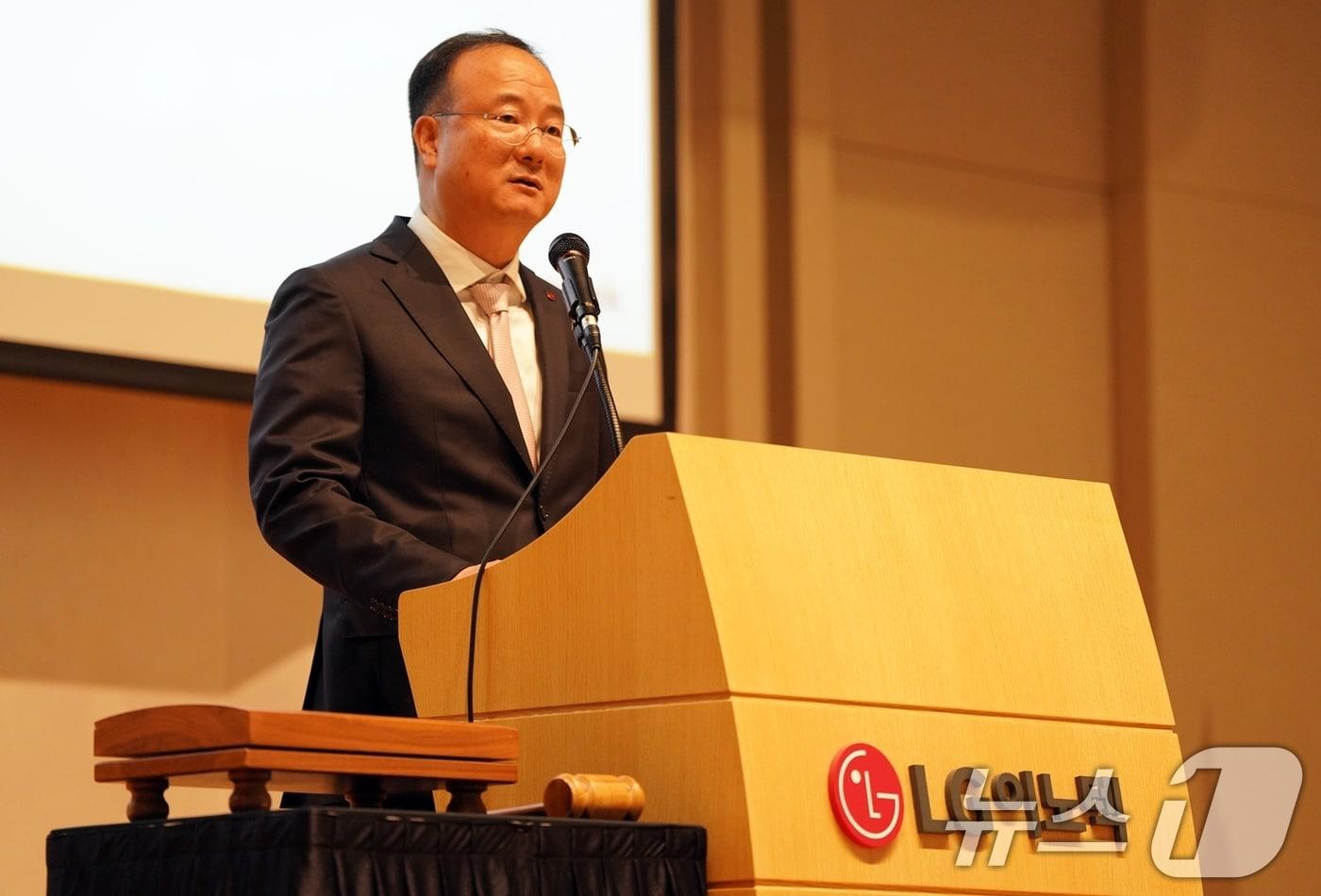 문혁수 LG이노텍 대표가 24일 서울 강서구 LG사이언스파크에서 열린 '제49기 정기주주총회' 종료 후 기자들의 질문에 답변하고 있다. (LG이노텍 제공. 재판매 및 DB 금지) 2025.3.24/뉴스1