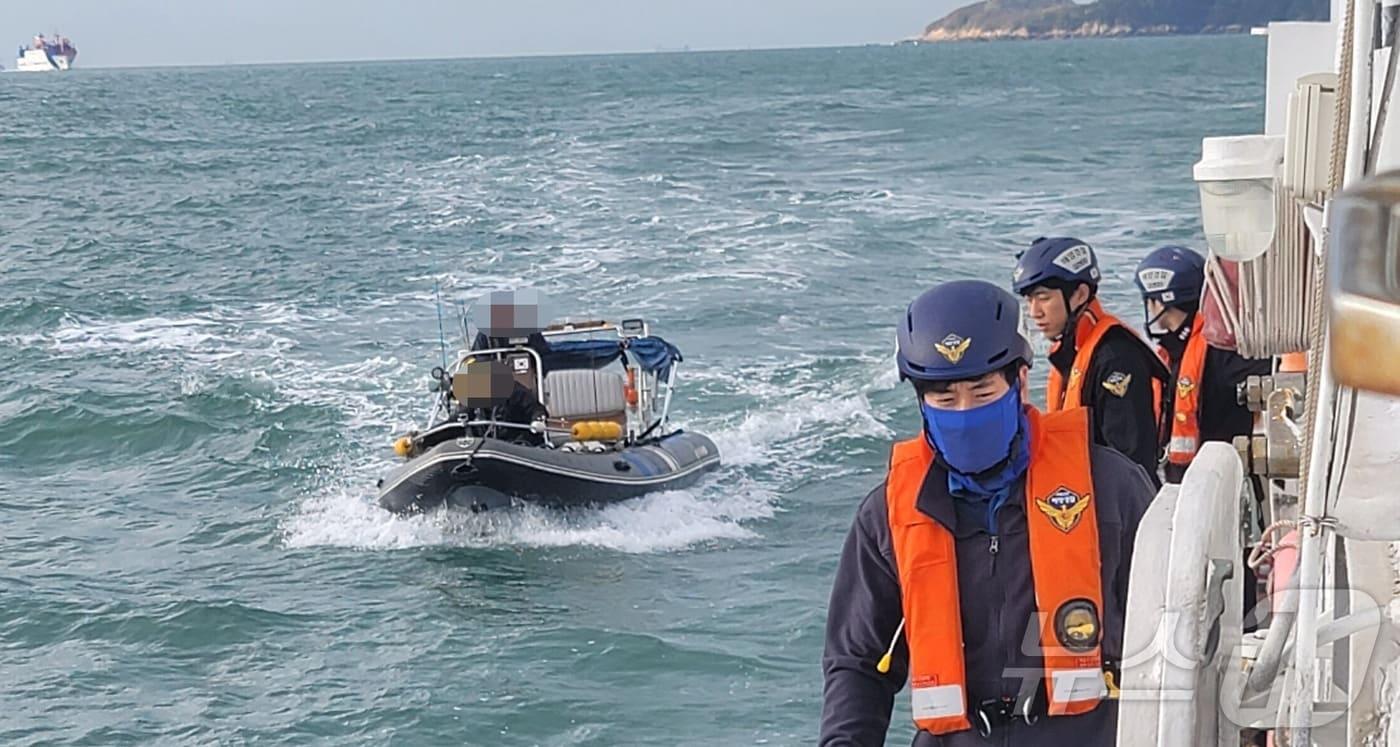 본문 이미지 - 평택해경 경비함정이 레저보트를 단속하고 있다.(평택해경 제공)