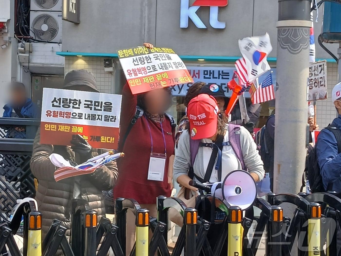 본문 이미지 - 헌법재판소가 24일 한덕수 국무총리에 대한 탄핵소추를 기각하자 안국역 인근에서 시위하던 윤석열 대통령 지지자들이 기뻐하고 있다. / 뉴스1 이강 기자