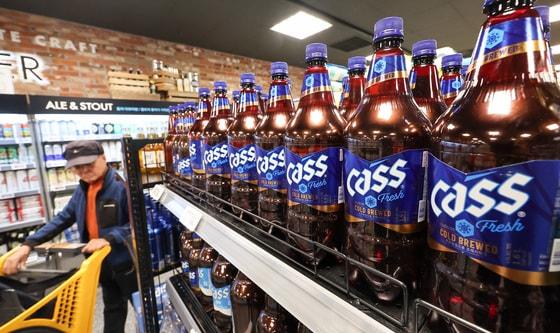 본문 이미지 - 서울 시내 한 대형마트에 오비맥주 제품이 진열돼 있다. 2025.3.24 ⓒ 뉴스1 김성진 기자