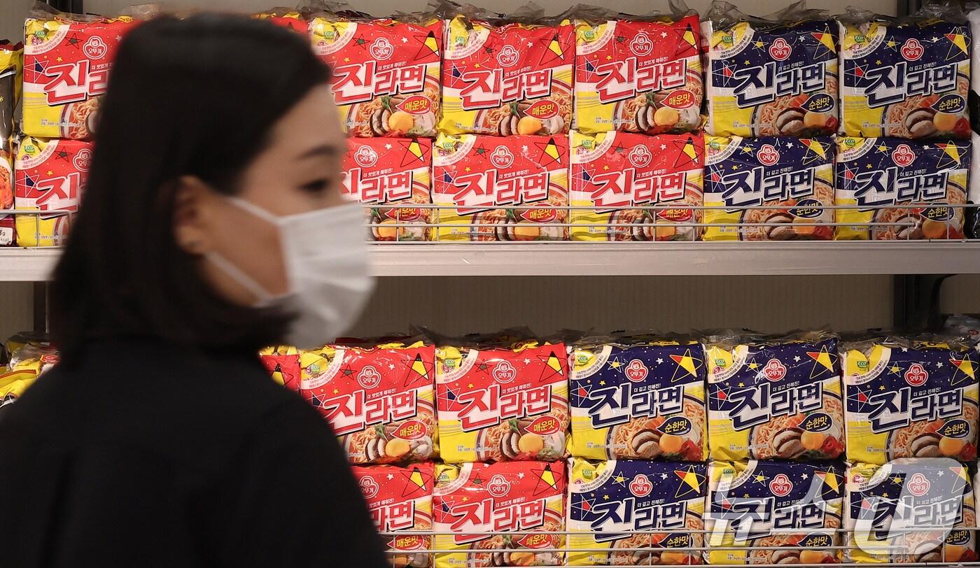 서울 시내 한 대형마트에 오뚜기 라면이 진열돼 있다. 2025.3.24/뉴스1 ⓒ News1 김성진 기자