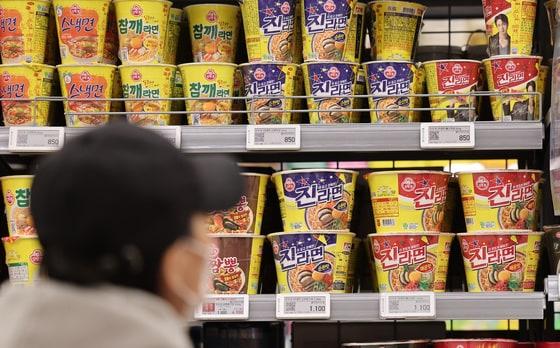 본문 이미지 - 서울 시내 한 대형마트에 오뚜기 라면이 진열돼 있다. 2025.3.24/뉴스1 ⓒ News1 김성진 기자