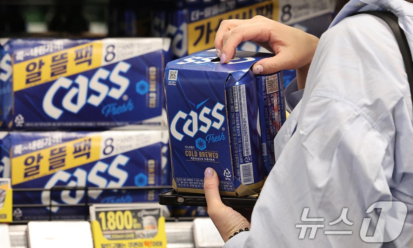 24일 서울 시내 한 대형마트에서 한 시민이 오비맥주 제품을 구매하고 있다. 2025.3.24/뉴스1 ⓒ News1 김성진 기자