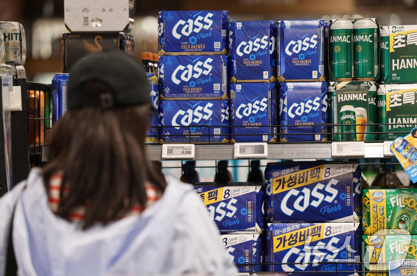  서울 시내 한 대형마트에서 한 시민이 오비맥주 제품을 살펴보고 있다. 2025.3.24/뉴스1 ⓒ News1 김성진 기자