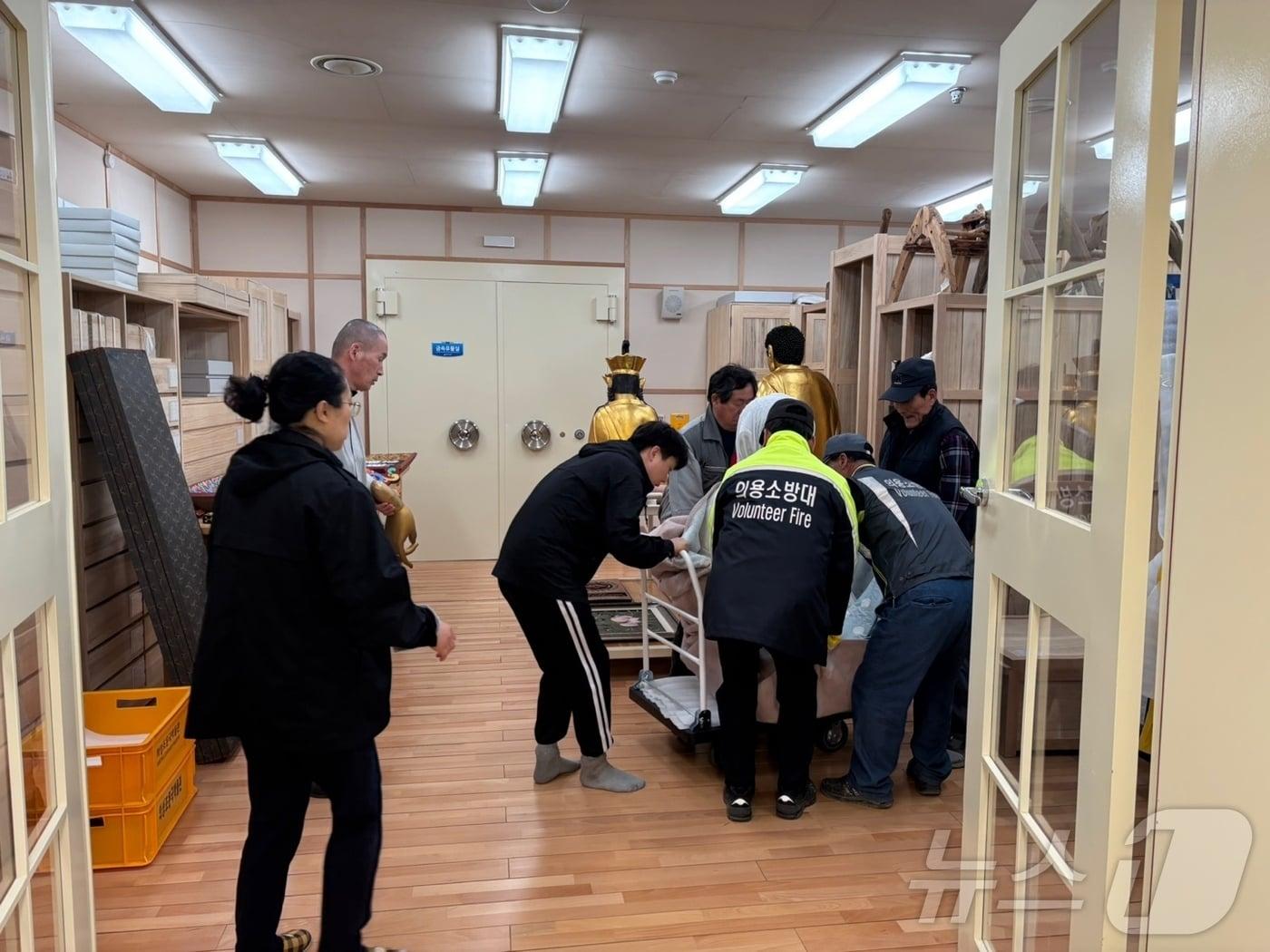 본문 이미지 - 24일 경북 의성군에 있는 경북 유형문화유산 불상조각 목조아미타여래좌상이 이송되고 있다.(독자 제공.재판매 및 DB 금지)