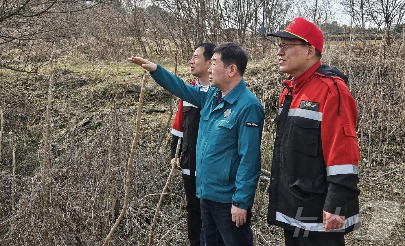 이재형 충북 증평군수가 최근 잇따른 대형 산불과 관련 지역 산불 예방 상황을 점검하고 있다.(증평군 제공)/뉴스1