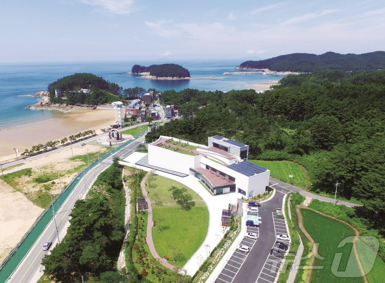 본문 이미지 - 유류피해극복기념관 전경. (태안군 제공. 재판매 및 DB금지)/뉴스1