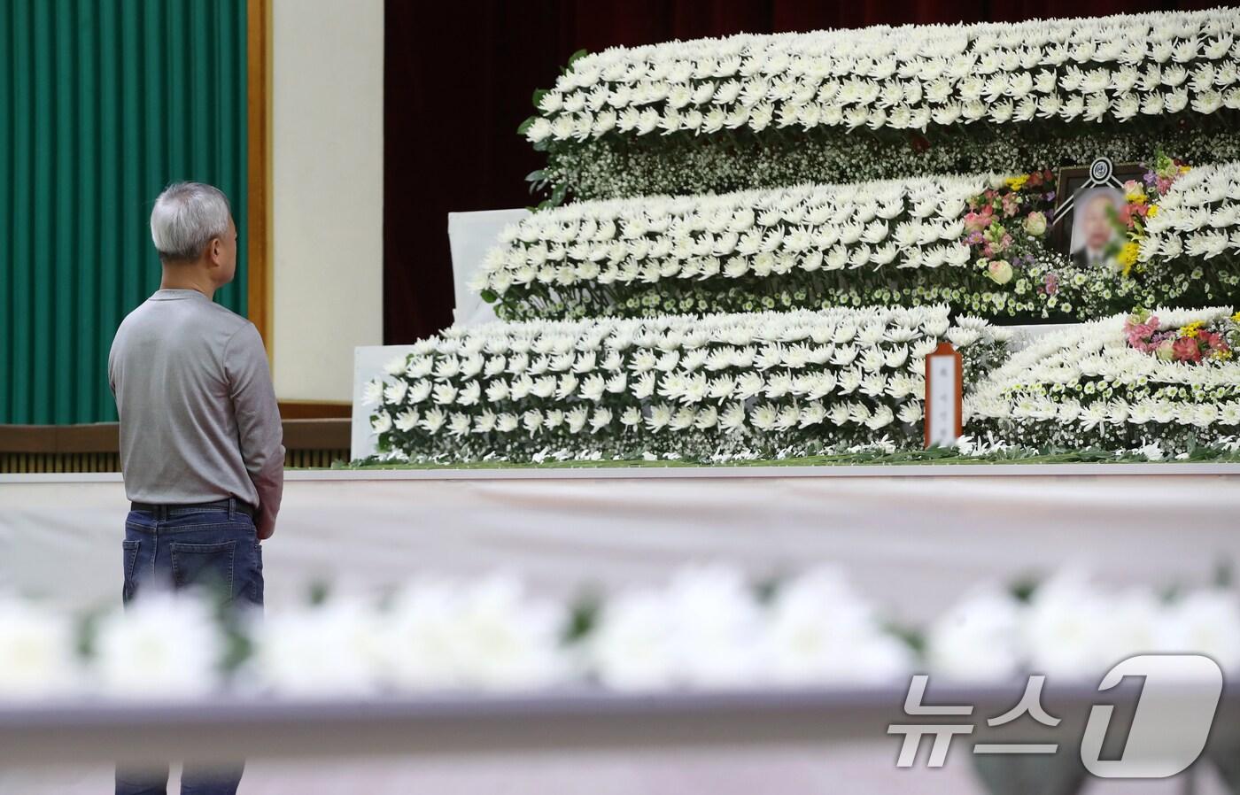 24일 경남 창녕군 창녕군민체육관에 마련된 '산청군 산불 진화대 사고 희생자 합동분향소'에서 조문객이 조문하고 있다. 2025.3.24/뉴스1 ⓒ News1 윤일지 기자