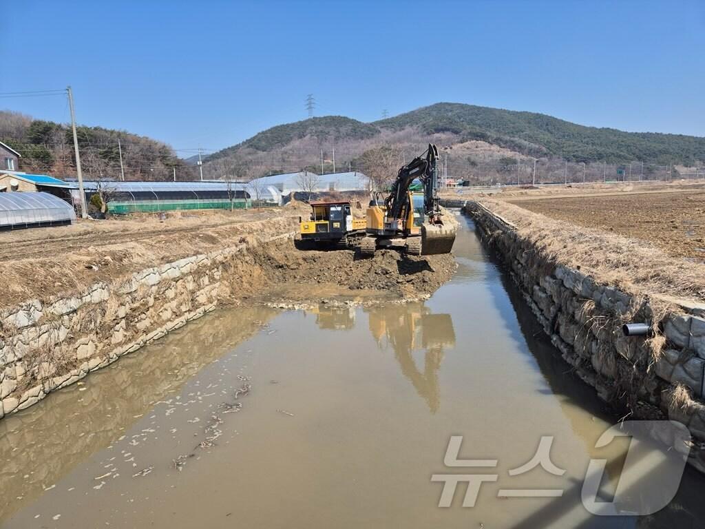 본문 이미지 - 하천 퇴적토 준설작업 모습. (당진시 제공. 재판매 및 DB금지)/뉴스1