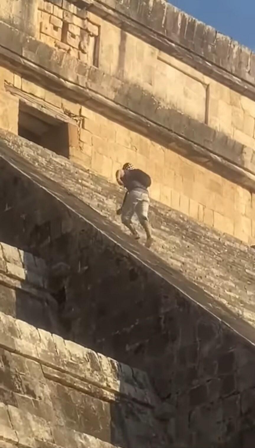 본문 이미지 - 멕시코 마야 사원을 오르는 독일인 관광객. (사진 페이스북 이용자 테레사 아요로(teresa arroyo)가 올린 동영상 캡처) 