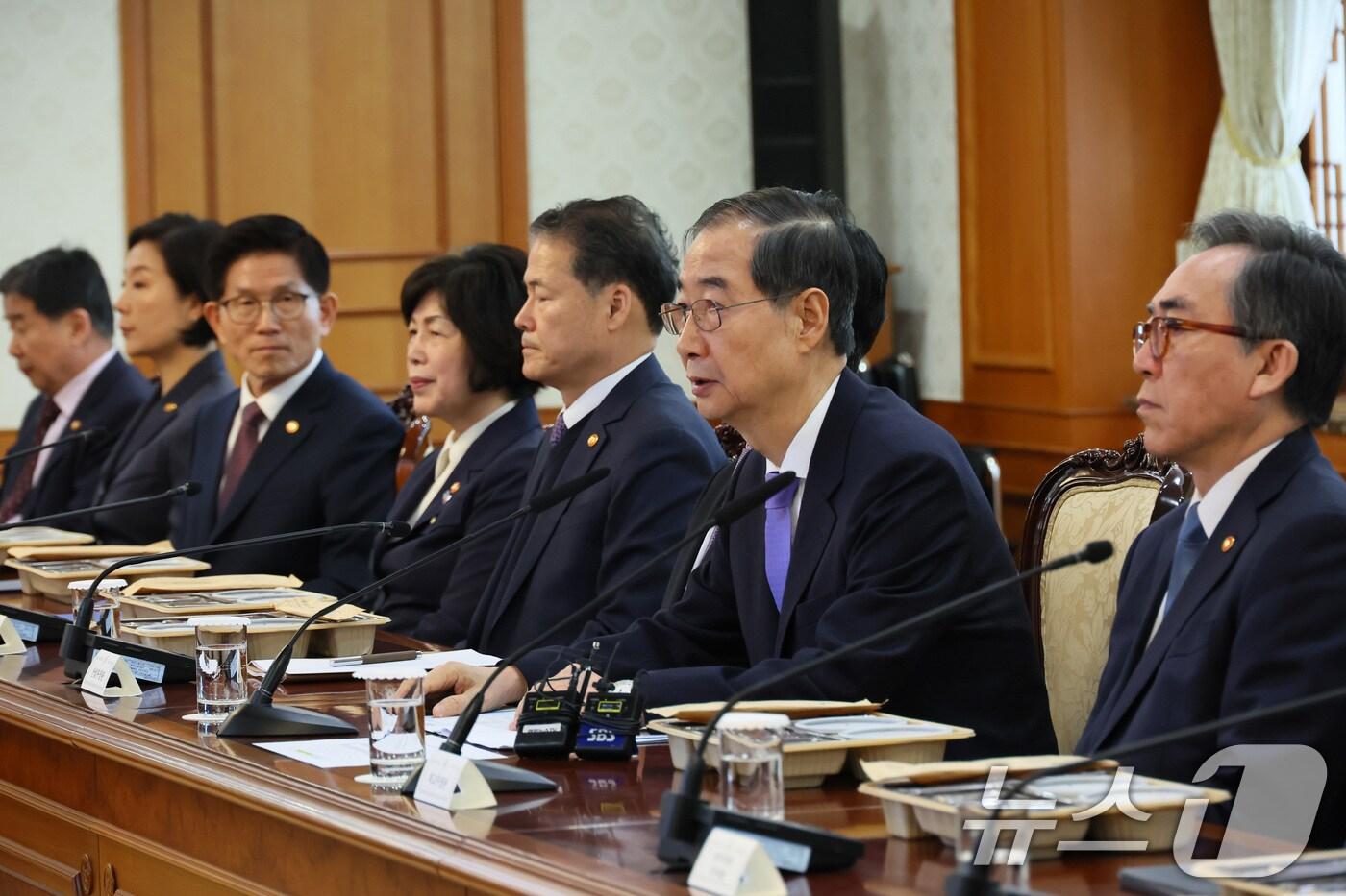 본문 이미지 - 한덕수 대통령 권한대행 국무총리가 24일 서울 종로구 정부서울청사에서 열린 국무위원 간담회에서 발언을 하고 있다. (총리실 제공, 재판매 및 DB 금지) 2025.3.24/뉴스1 ⓒ News1 임세영 기자