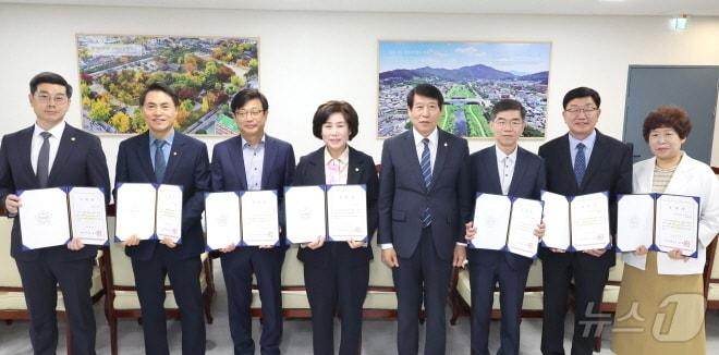 본문 이미지 - 전주시의회가 24일 결산 검사 위원 7명에 대한 위촉식을 개최했다.(전주시의회 제공, 재판매 및 DB 제공)/뉴스1