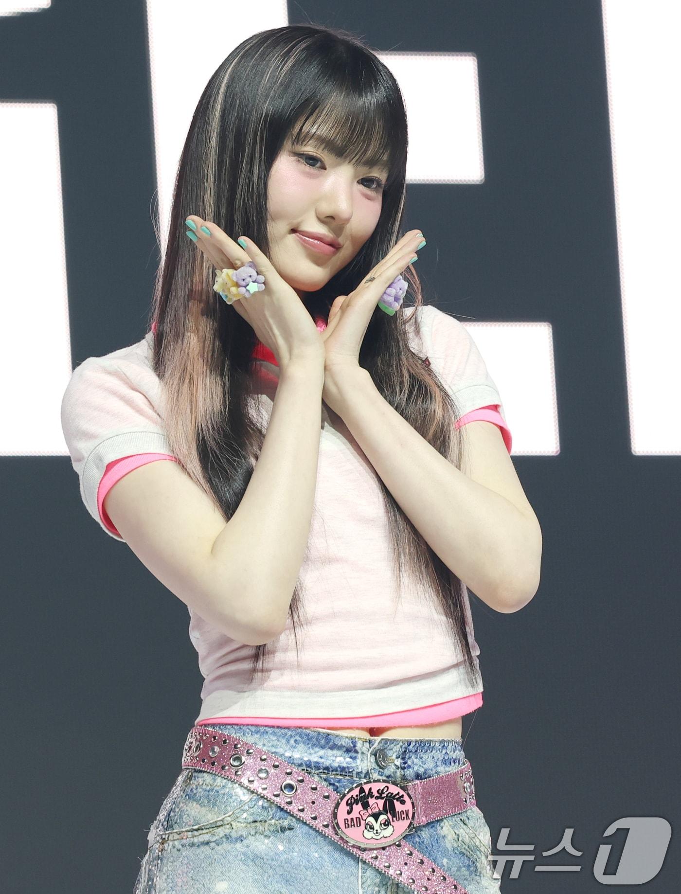 본문 이미지 - 그룹 키키(kiiikiii)의 수이가 24일 서울 용산구 블루스퀘어에서 가진 첫 번째 미니 앨범 '언컷 젬(UNCUT GEM)' 발매 쇼케이스에서 포즈를 취하고 있다. 2025.3.24/뉴스1 ⓒ News1 권현진 기자