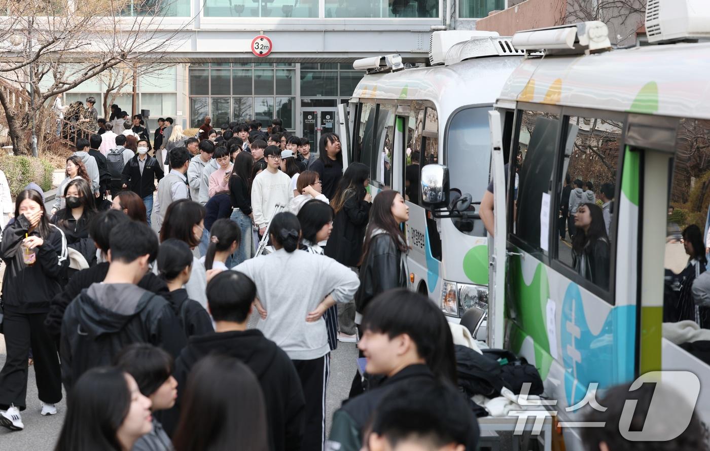 본문 이미지 - 시민들이 결핵 검사를 받는 모습. 2025.3.24 ⓒ 뉴스1 김영운 기자
