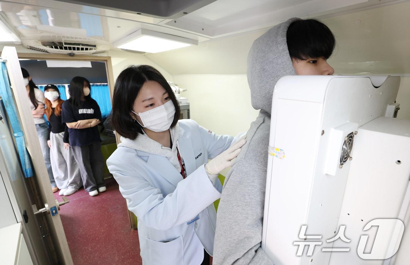 결핵검사 모습. &#40;뉴스1 DB&#41;  ⓒ News1 김영운 기자