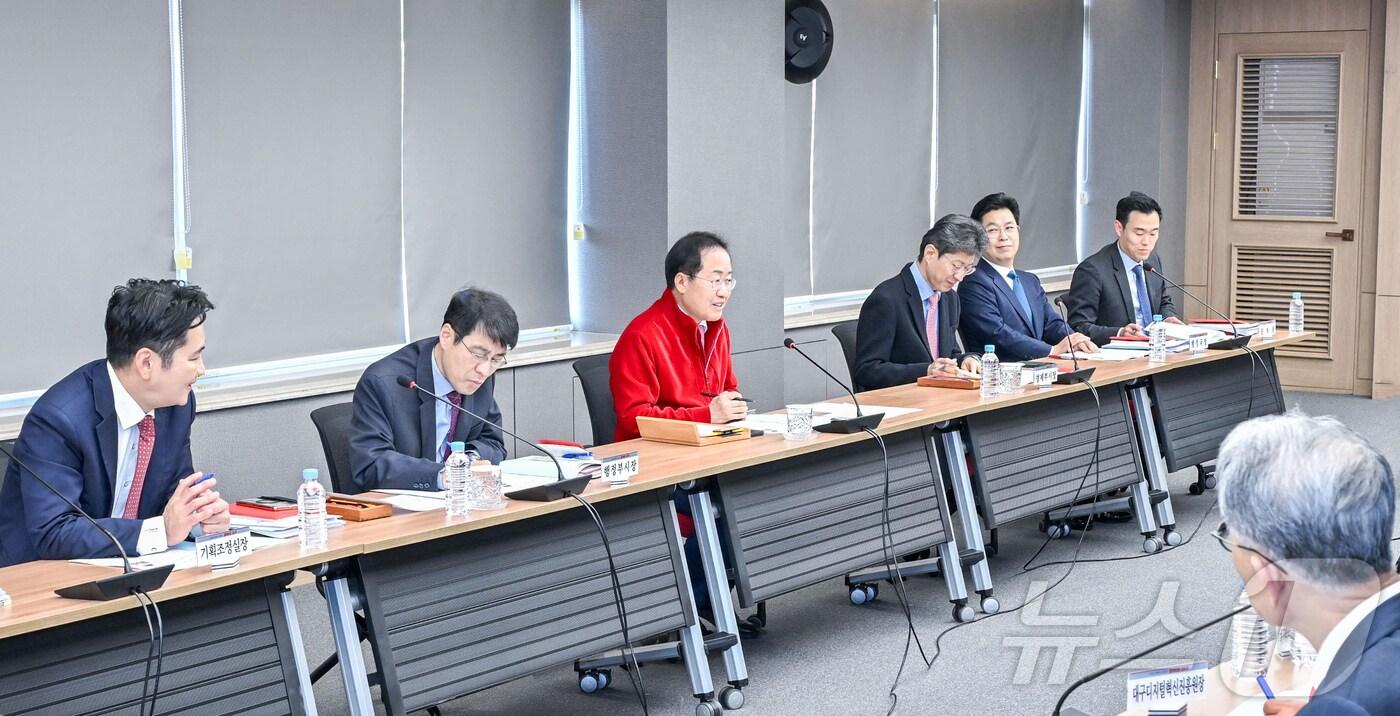 24일 대구시청 산격청사에서 열린 산하기관장 회의에서 홍준표 시장이 발언하고 있다.(대구시 제공)