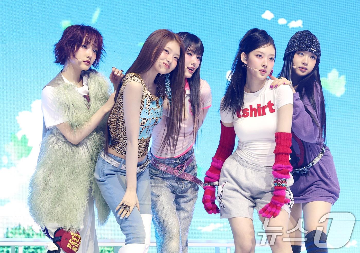 그룹 키키(kiiikiii)가 24일 서울 용산구 블루스퀘어에서 가진 첫 번째 미니 앨범 '언컷 젬(UNCUT GEM)' 발매 쇼케이스에서 타이틀곡 'I DO ME(아이 두 미)'를 선보이고 있다. 2025.3.24/뉴스1 ⓒ News1 권현진 기자