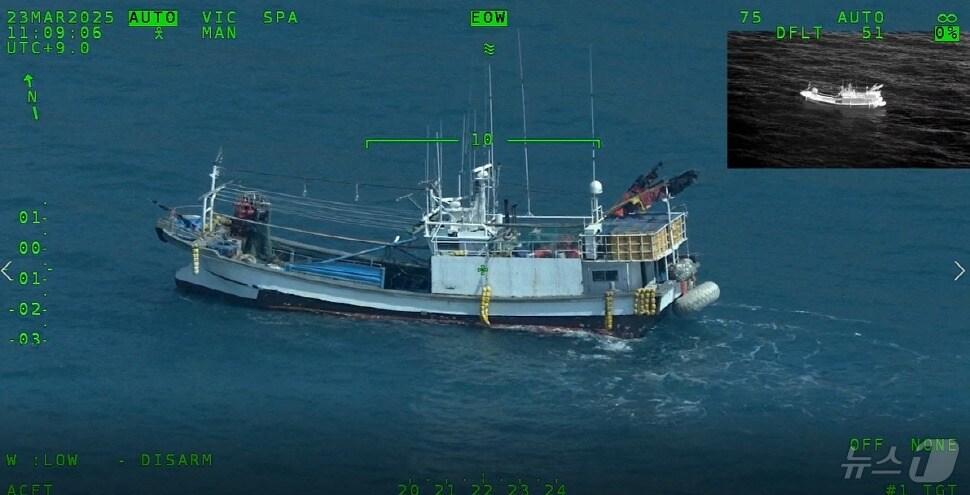 본문 이미지 - 지난 23일 서해지방해양경찰청 소속 헬기가 완도 해상을 항공 순찰하던 중 A호의 불법 개조 정황을 포착한 모습.(완도해경 제공. 재판매 및 DB 금지)