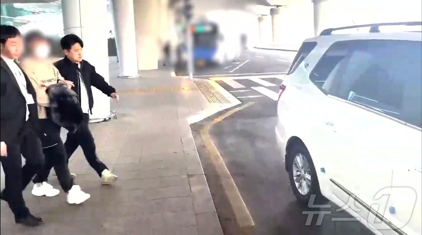 본문 이미지 -  보이스피싱 조직 총책이 검거된 모습(경기북부경찰청 제공. 재판매 및 DB 금지)/뉴스1