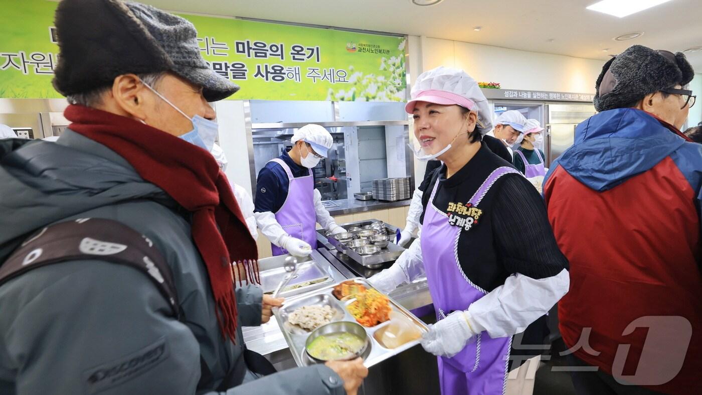 신계용(맨 앞 가운데) 과천시장이 봉사하는 모습.(과천시 제공)