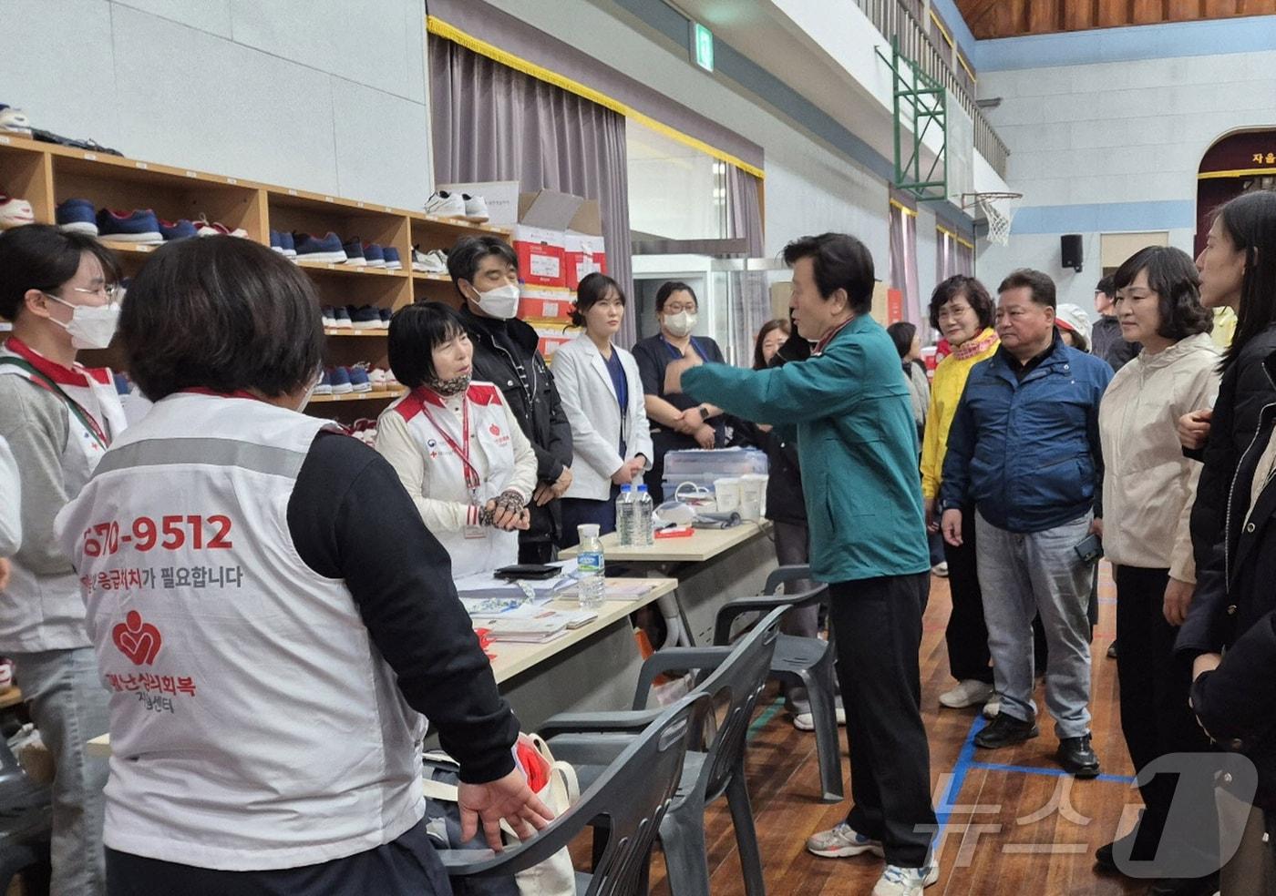 조규일 진주시장이 23일 산청 산불 주민 대피소인 단성중학교를 찾아 자원봉사자들을 격려하고 있다.&#40;진주시 제공&#41;