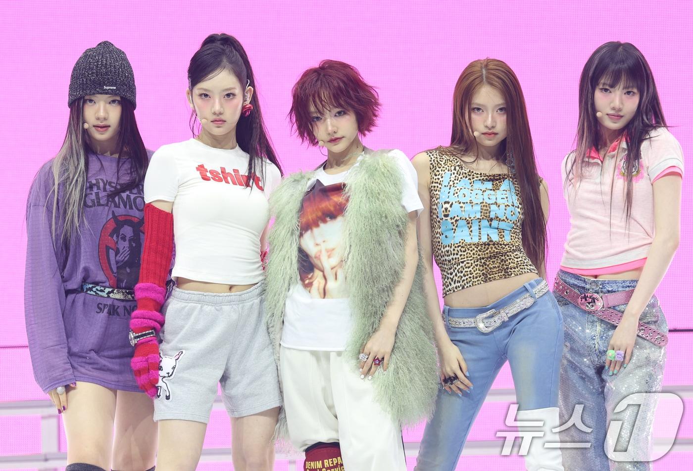 본문 이미지 - 그룹 키키(kiiikiii)가 24일 서울 용산구 블루스퀘어에서 가진 첫 번째 미니 앨범 '언컷 젬(UNCUT GEM)' 발매 쇼케이스에서 신곡 무대를 선보이고 있다. 2025.3.24/뉴스1 ⓒ News1 권현진 기자