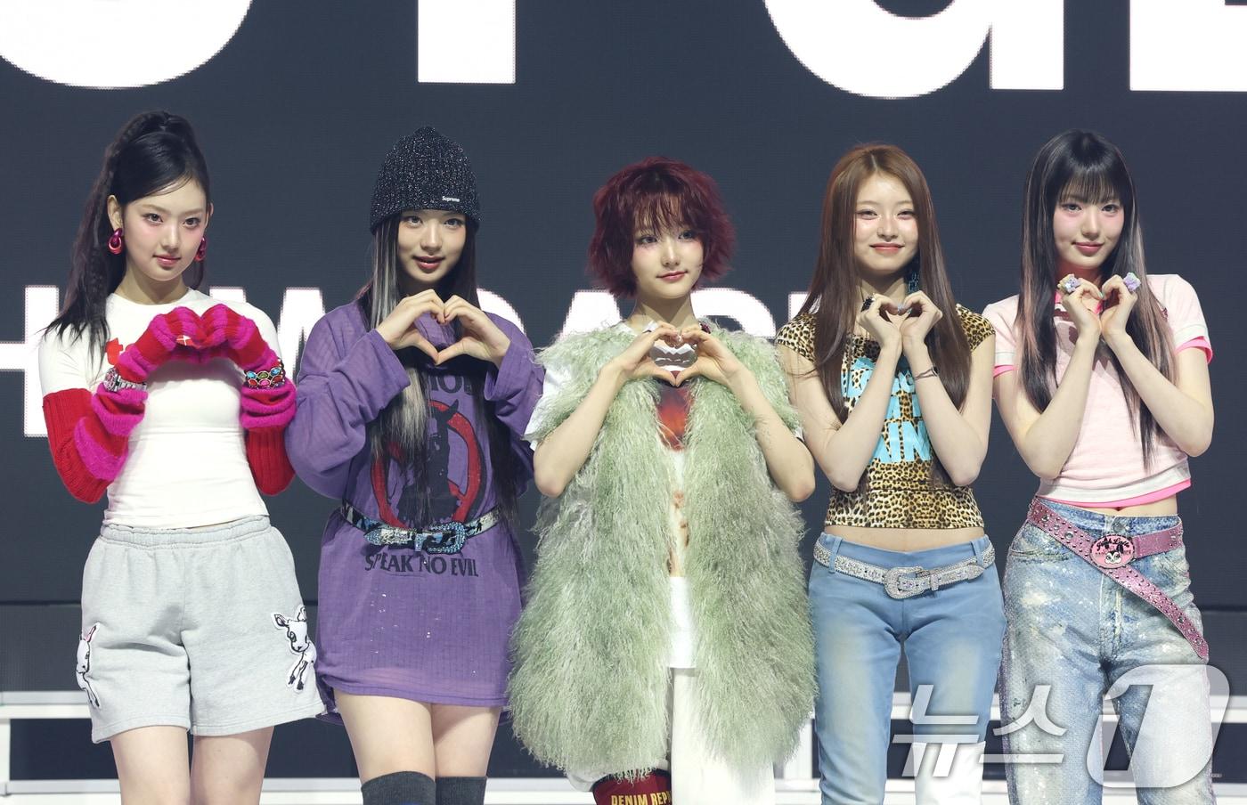 본문 이미지 - 그룹 키키(kiiikiii)가 24일 서울 용산구 블루스퀘어에서 가진 첫 번째 미니 앨범 '언컷 젬(UNCUT GEM)' 발매 쇼케이스에서 포즈를 취하고 있다. 2025.3.24/뉴스1 ⓒ News1 권현진 기자
