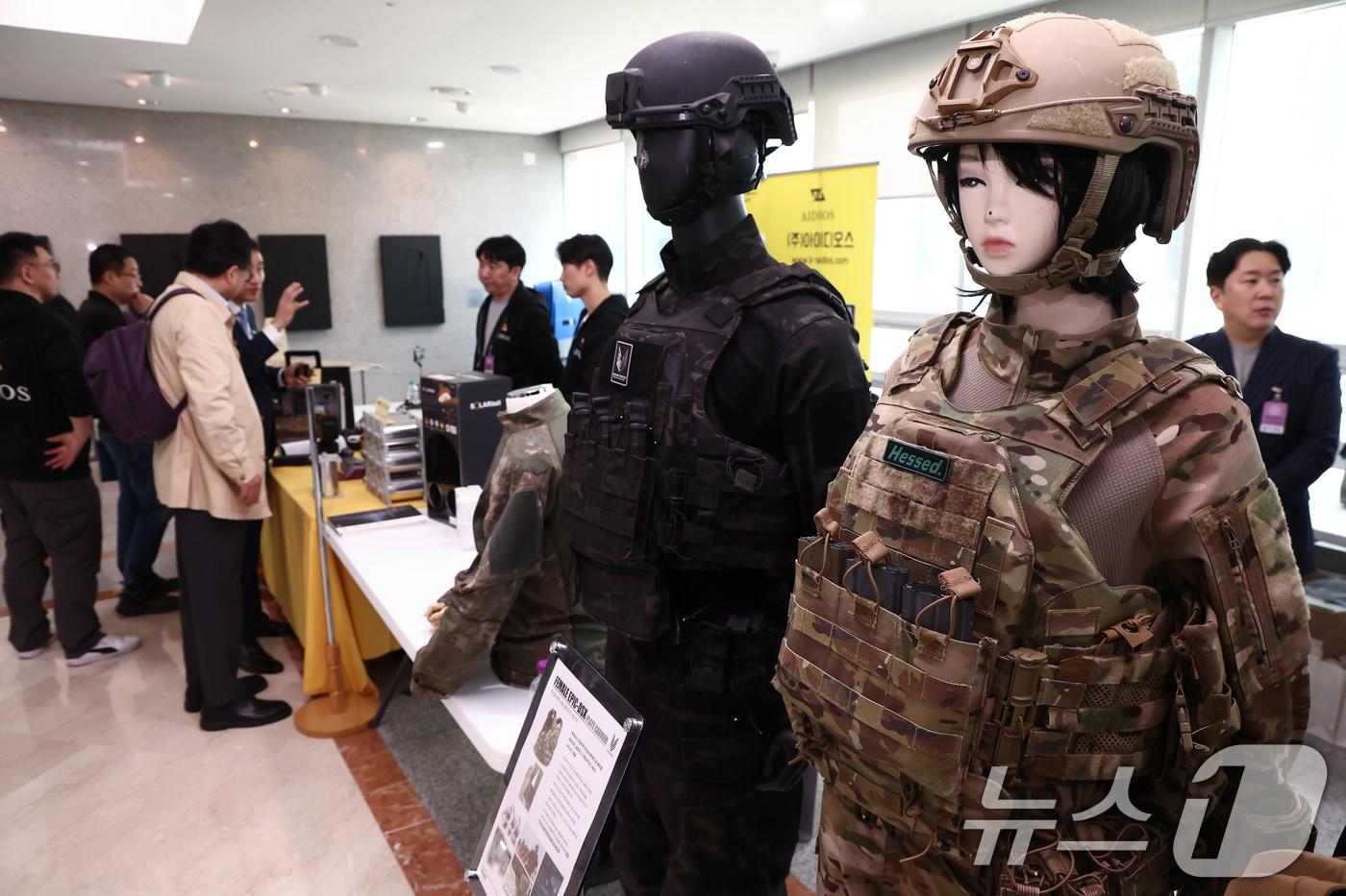 본문 이미지 - AI 강군과 워리어 플랫폼 혁신 전시회에  나열된 최첨단 개인 전투체계 '워리어 플랫폼' 장비들.  ⓒ 뉴스1 김민지 기자