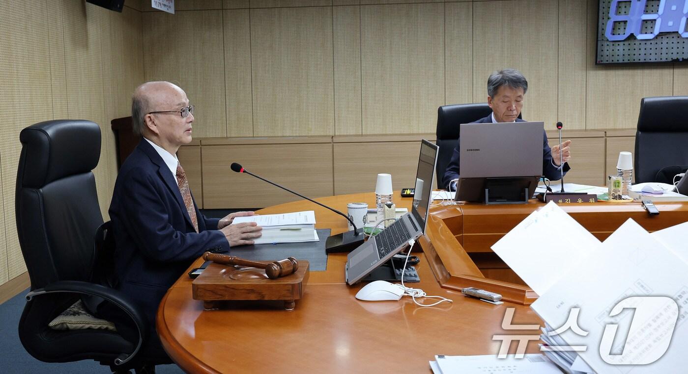 안창호 국가인권위원회(인권위) 위원장이 24일 오후 서울 중구 인권위에서 열린 제7차 전원위원회를 주재하고 있다. 오른쪽은 김용원 인권위 상임위원. 2025.3.24/뉴스1 ⓒ News1 박지혜 기자