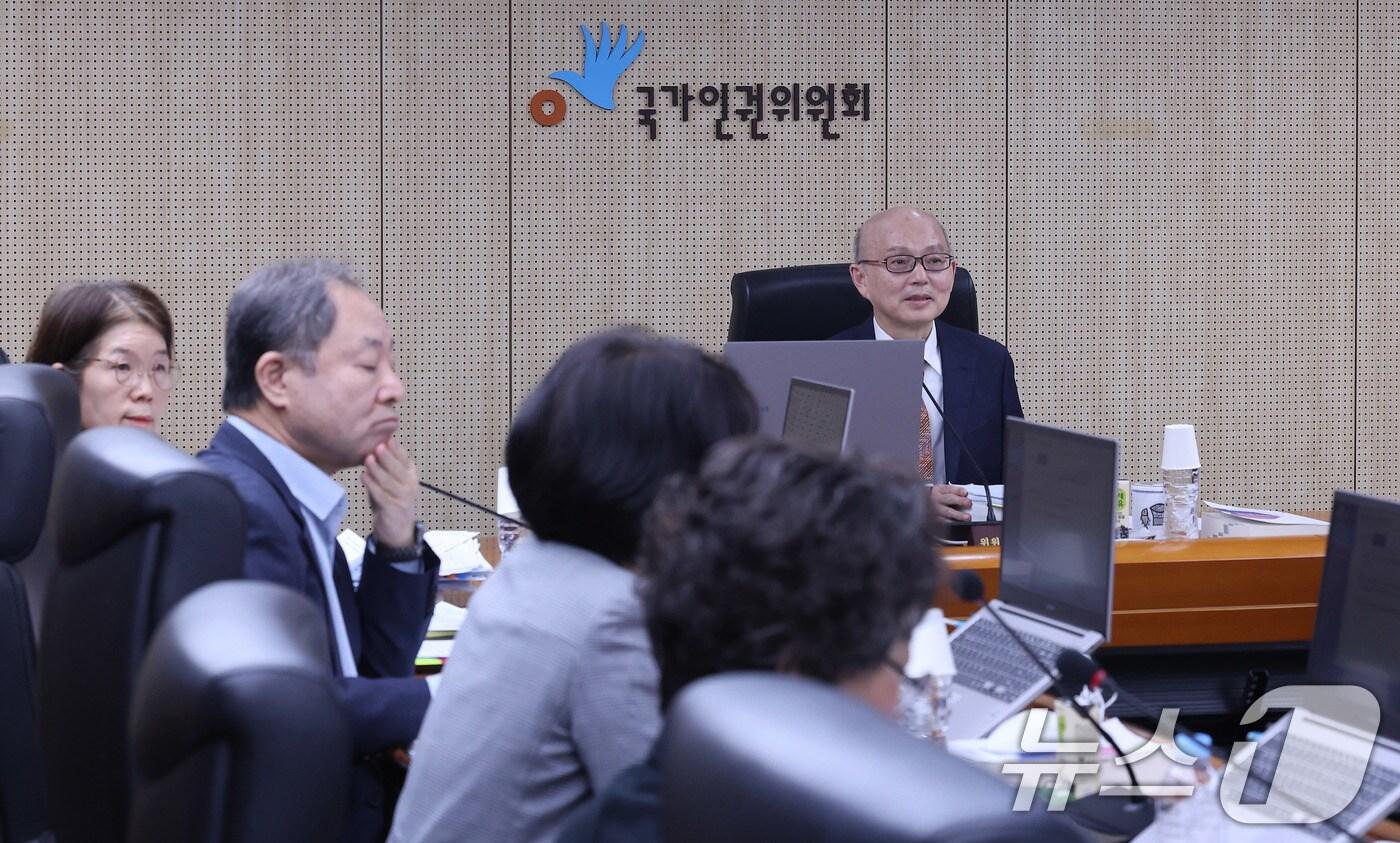 본문 이미지 - 안창호 국가인권위원장이 24일 오후 서울 중구 국가인권위원회에서 열린 제7차 전원위원회를 주재하고 있다. 2025.3.24/뉴스1 ⓒ News1 박지혜 기자