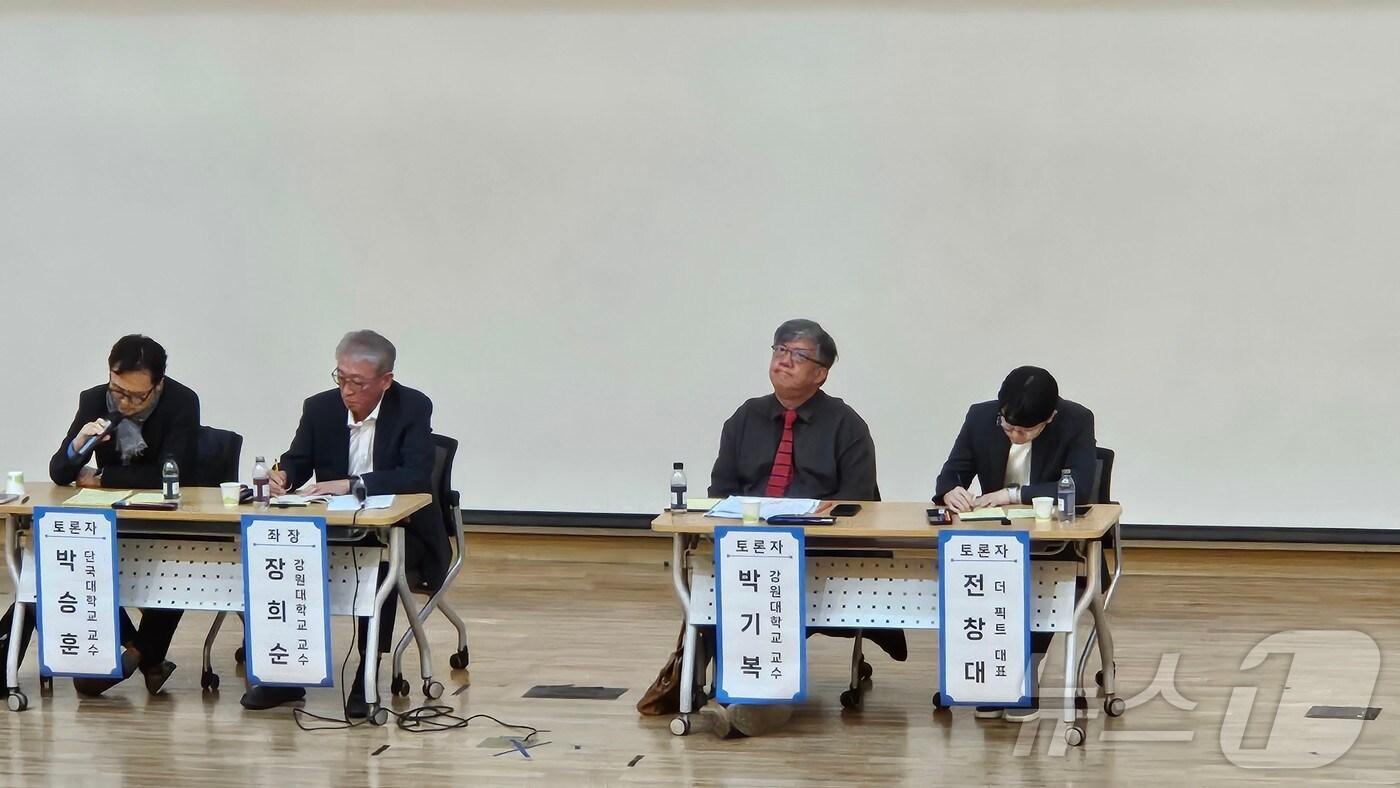 24일 강원 춘천시청 1층 대회의실에서 열린 도시재생혁신지구 토론회.2025.3.24 한귀섭 기자