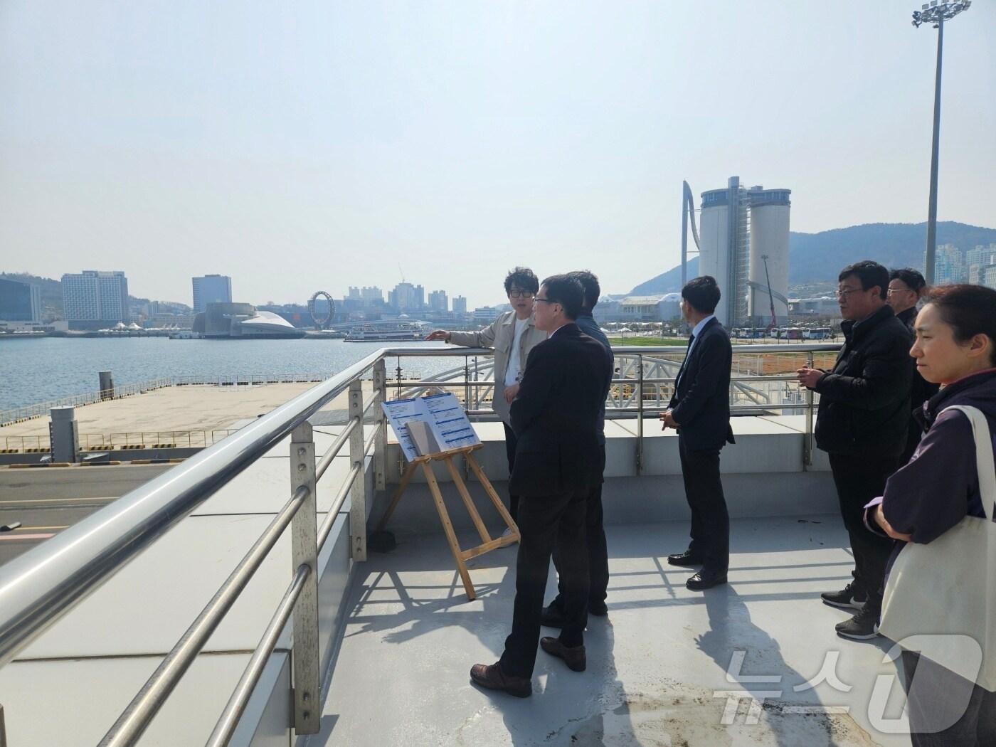 본문 이미지 - 24알 새만금개발청 관계자들이 여수항 크루즈터미널을 찾아 시설 및 운영 체계 등을 살펴보고 있다.(새만금개발청 제공. 재판매 및 DB 금지)/뉴스1 