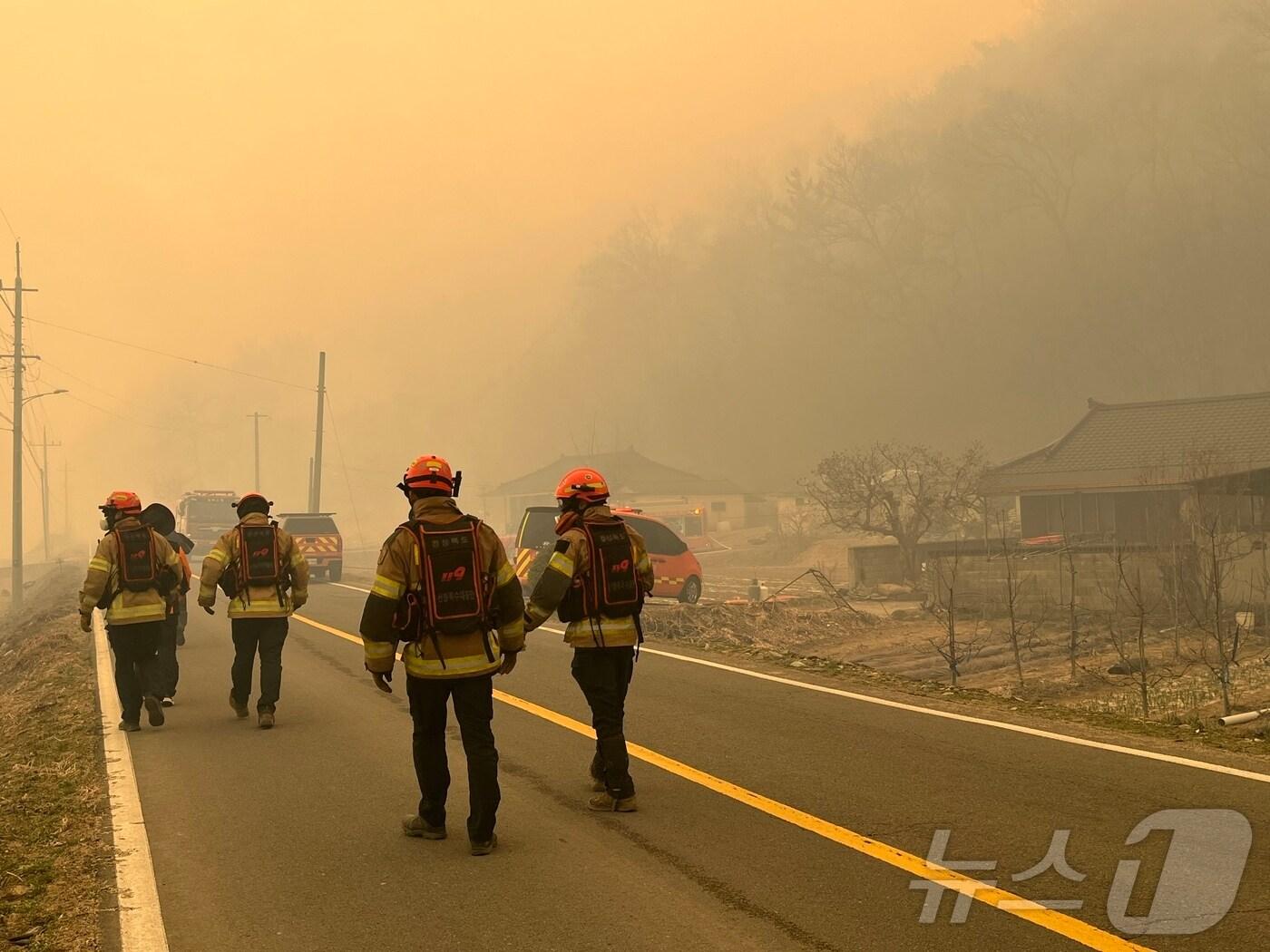 본문 이미지 - 경북 의성군은 24일 오후 2시34분 긴급재난문자를 통해 산 속에 있는 진화대원 철수를 요청했다. 2025.3.24/뉴스1 ⓒ News1 공정식 기자