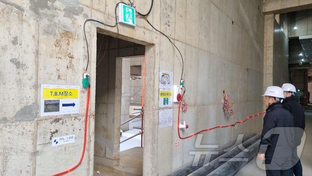 본문 이미지 - 강원특별자치도 소방본부,  도내 대형 건축물 소방공사 감리현장 및 위험물 저장·취급시설 대상 불시단속.(도소방본부 제공, 재판매 및 DB금지)